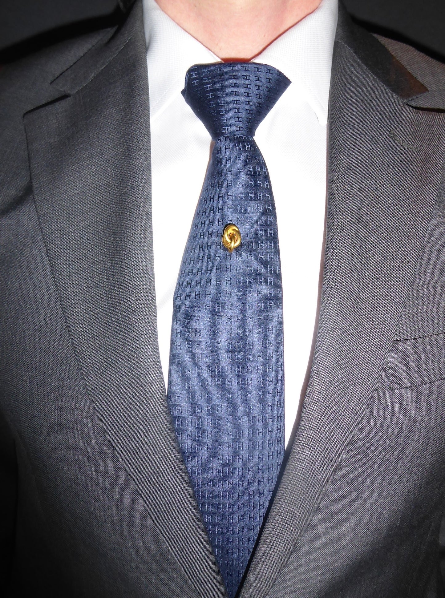 VICTORIAN YELLOW GOLD LOVE KNOT TIE PIN, 1900s