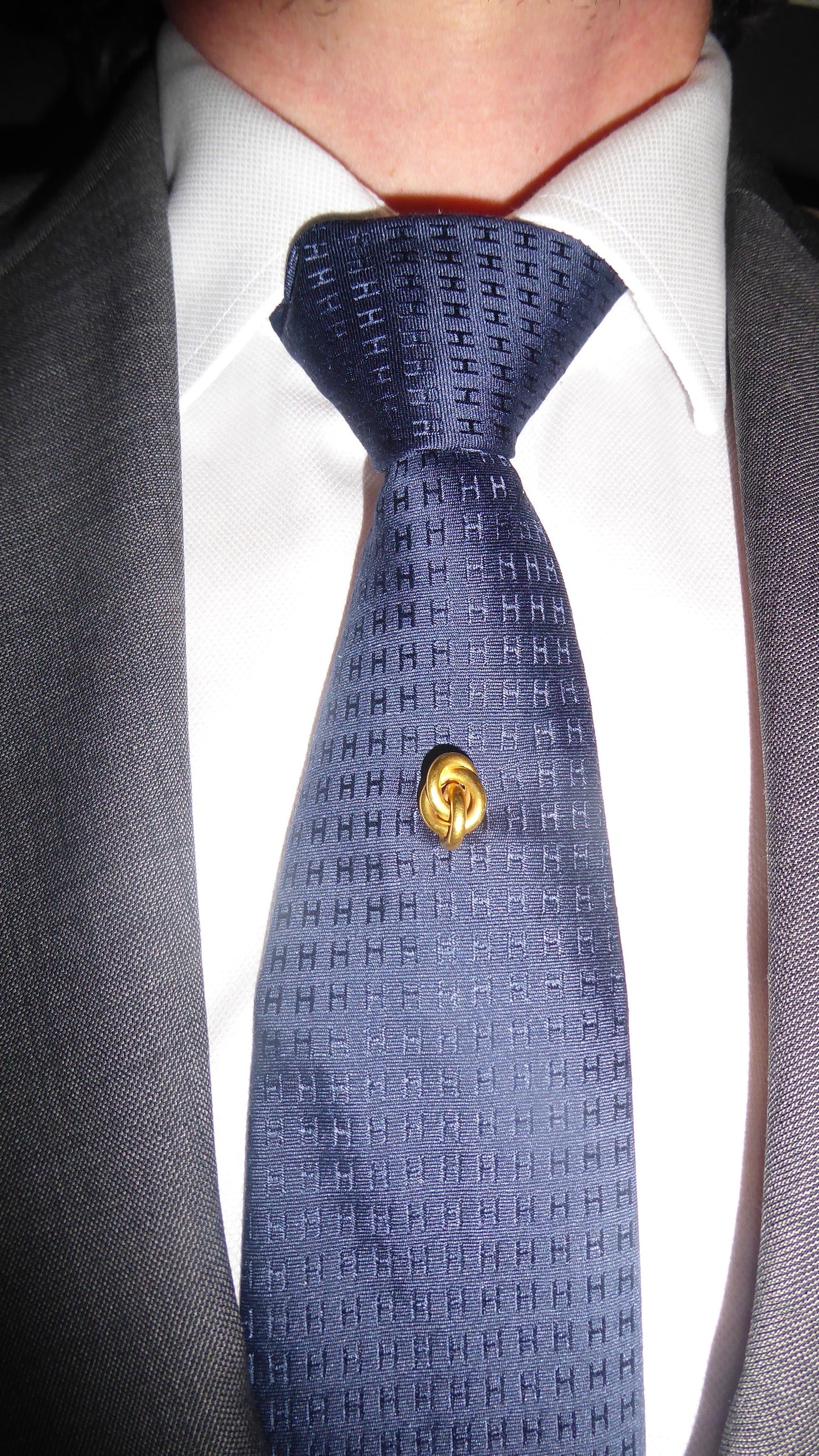 VICTORIAN YELLOW GOLD LOVE KNOT TIE PIN, 1900s