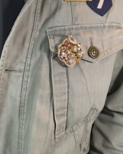 FANCY COLOUR DIAMONDS (23ct) & YELLOW GOLD BROOCH