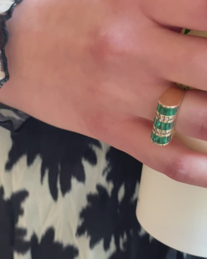 ART MODERNE EMERALD, DIAMOND & YELLOW GOLD RING, 1940s