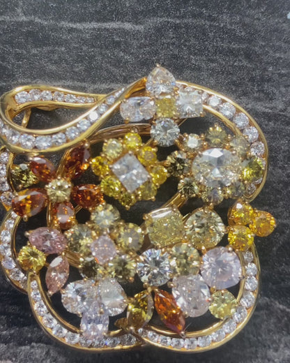 FANCY COLOUR DIAMONDS (23ct) & YELLOW GOLD BROOCH
