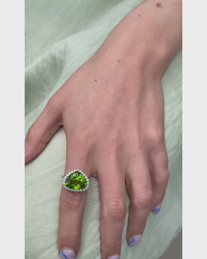 PERIDOT, DIAMONDS & WHITE GOLD HEART-SHAPED RING