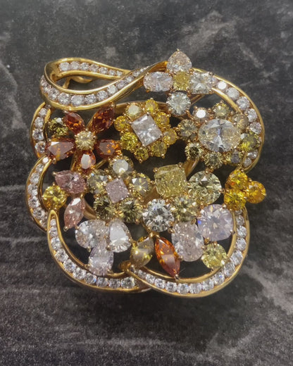 FANCY COLOUR DIAMONDS (23ct) & YELLOW GOLD BROOCH