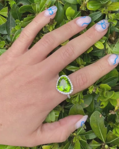 PERIDOT, DIAMONDS & WHITE GOLD HEART-SHAPED RING