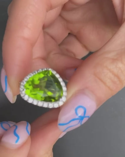 PERIDOT, DIAMONDS & WHITE GOLD HEART-SHAPED RING
