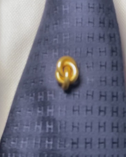 VICTORIAN YELLOW GOLD LOVE KNOT TIE PIN, 1900s